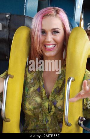 - L'artista Multi-Platinum Katy Perry prende il tempo fuori dal suo 'California Dreams 2011 Tour' per lasciarsi andare e divertirsi al Six Flags Great America con i suoi ballerini, l'equipaggio e l'artista di apertura Natalia uccide. Perry affrontò senza paura le giostre, Raging Bull, SUPERMAN: Ultimate Flight e BATMAN: The Ride prima di dirigersi verso la loro prossima destinazione per concerti. Chicago, Illinois. 22nd agosto 2011. Foto Stock