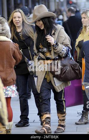 Meglio conosciuto come fondatore della band Dead or Alive del 80s, Pete Burns entra in una giornata di shopping con un amico nel West End. Burns, che ha cantato il successo "You Spin Me Round (Like a Record)", è apparso anche nella rete britannica ITV speciale 'Pete Burns' Cosmetic Surgery Nightmares' nel 2006 e, più recentemente, ha pubblicato un singolo "Never Marry an ICON" tramite iTunes nel settembre 2010. Londra, Regno Unito. 2/3/11. Foto Stock