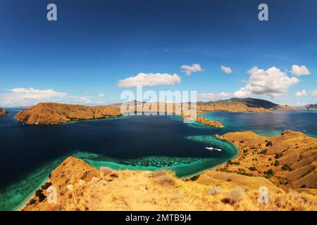 Acque verdi e blu del Mare di Flores dalla cima di Lawa Darat Gili, Parco Nazionale di Komodo, Regency Manggarai Ovest, Nusa Tenggara Est, Indonesia Foto Stock