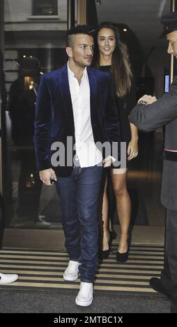 Il cantante australiano Peter Andre e la nuova fidanzata Emily MacDonagh sono stati visti lasciando il Mayfair Hotel a Londra insieme a suo fratello Andrew sulla strada per vedere "Ghost the Musical". Andre, 39 anni, ha dichiarato che sta ancora conoscendo MacDonagh, 23 anni, che sembra essere la figlia dei suoi chirurghi, ma pensa che sia 'bella.' La coppia è stata per la prima volta avvistata insieme alla prima "Magic Mike" a Londra la scorsa settimana. Londra, Regno Unito. 17th luglio 2012. Foto Stock