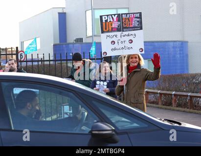 Peterborough, Regno Unito. 01st Feb, 2023. Insegnanti, insegnanti e sostenitori della National Education Union stanno partecipando a un picket al di fuori di Jack Hunt a Peterborough, Cambridgeshire. Credit: Paul Marriott/Alamy Live News Foto Stock