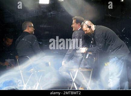 Il conduttore della CNN, Piers Morgan, intervista George Michael nell'edificio dei media fuori Buckingham Palace il giorno prima del matrimonio reale. Londra, Regno Unito. 4/28/11. Foto Stock