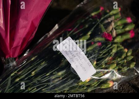 Fiori sulla scena a Broadlands, Netherfield, Milton Keynes, Buckinghamshire, dove una ragazza di quattro anni è morta in seguito a notizie di un attacco di cane nel giardino sul retro di una proprietà. Data immagine: Mercoledì 1 febbraio 2023. Foto Stock