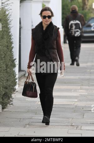 Pippa Middleton è stato visto camminare per lavorare in un gilet marrone con un colletto in pelliccia, top marrone, leggings neri e accessoriati con occhiali da sole scuri, borsa nera e stivali al ginocchio neri. Londra, Regno Unito. 6th gennaio 2012. Foto Stock