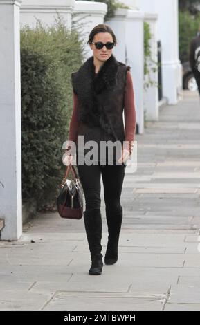 Pippa Middleton è stato visto camminare per lavorare in un gilet marrone con un colletto in pelliccia, top marrone, leggings neri e accessoriati con occhiali da sole scuri, borsa nera e stivali al ginocchio neri. Londra, Regno Unito. 6th gennaio 2012. Foto Stock