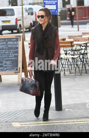 Pippa Middleton è stato visto camminare per lavorare in un gilet marrone con un colletto in pelliccia, top marrone, leggings neri e accessoriati con occhiali da sole scuri, borsa nera e stivali al ginocchio neri. Londra, Regno Unito. 6th gennaio 2012. Foto Stock