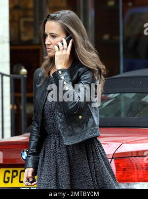 La sorella di Kate Middleton, Pippa, è adorabile in un abito nero con motivi a spillo di sicurezza abbinato a una giacca di pelle nera mentre corre le commissioni a Mayfair in un'intensa giornata di lavoro a Londra, nel Regno Unito. 16th agosto 2011. Foto Stock