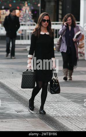 Pippa Middleton è visto sul suo modo di lavorare a South Kensington indossando un semplice abito nero con colletto bianco e risvolti abbinati a collant neri, scarpe piatte nere, una grande borsa nera e occhiali da sole scuri. Londra, Regno Unito. 12th dicembre 2011. Foto Stock