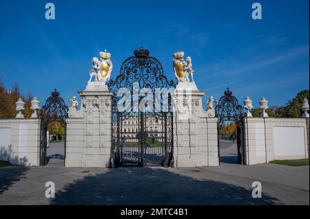 Vista dell'ingresso del Palazzo Belvedere un complesso storico di edifici a Vienna, Austria, composto da due palazzi barocchi, l'Orangerie Foto Stock