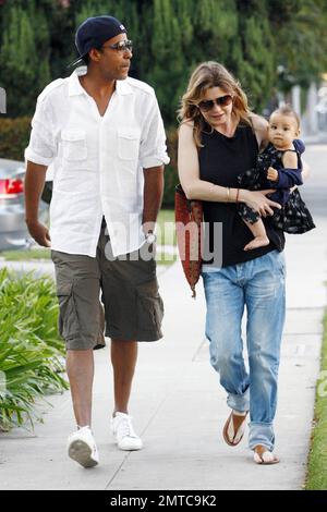 Ellen Pompeo visita la casa di un amico accompagnato dal marito Chris Ivery e dall'adorabile figlia Stella che ne gira uno il mese successivo. Los Angeles, California. 8/8/10. Foto Stock