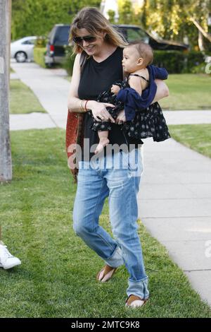 Ellen Pompeo visita la casa di un amico accompagnato dal marito Chris Ivery e dall'adorabile figlia Stella che ne gira uno il mese successivo. Los Angeles, California. 8/8/10. Foto Stock