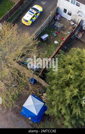 Polizia sulla scena a Broadlands, Netherfield, Milton Keynes, Buckinghamshire, dove una ragazza di quattro anni è morta a seguito di notizie di un attacco di cane nel giardino sul retro di una proprietà. Data immagine: Mercoledì 1 febbraio 2023. Foto Stock