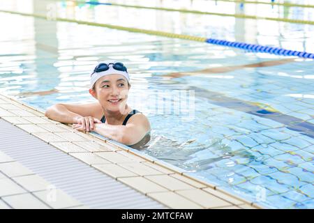 Donna giapponese nella piscina coperta Foto Stock