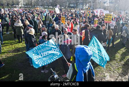 Brighton UK 1st febbraio 2023 - i manifestanti dei sindacati didattici si riuniscono al livello di Brighton come previsto mezzo milione di lavoratori dimostrano oggi in tutta la Gran Bretagna contro il governo: Credit Simon Dack / Alamy Live News Foto Stock