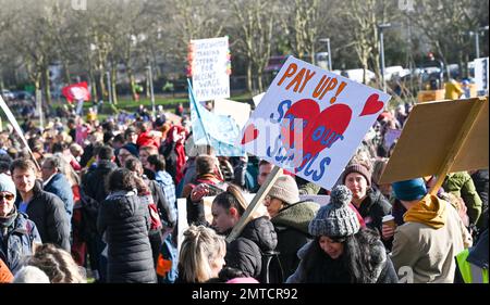 Brighton UK 1st febbraio 2023 - i manifestanti dei sindacati didattici si riuniscono al livello di Brighton come previsto mezzo milione di lavoratori dimostrano oggi in tutta la Gran Bretagna contro il governo: Credit Simon Dack / Alamy Live News Foto Stock