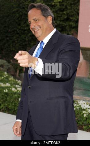 Dopo una giornata di tennis, il comico Jon Lovitz appare sul tappeto rosso per il ricevimento del cocktail classico di Chris Evert e Raymond James Pro-Celebrity Tennis 2010 che si tiene al Boca Raton Resort & Club. Boca Raton, Florida. 11/06/10. Foto Stock