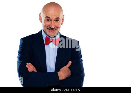 Studio ritratto di un uomo di mezza età che indossa cravatta e blazer mentre si trova su sfondo bianco isolato. Spazio di copia. Foto Stock