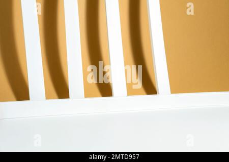 Layout creativo di linee geometriche bianche con ombre dure su sfondo bianco beige nei raggi del sole. Concetto di base minimo per un prodotto Foto Stock