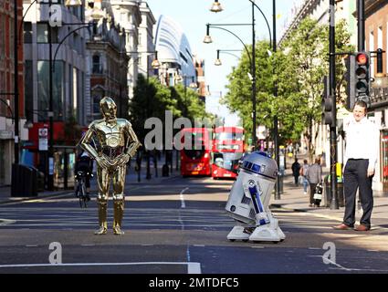 Che il 4th sia con voi! R2-D2 e C-3P0 si avviano lungo Oxford Street per incontrare i fan e celebrare Star Wars Day (#starwarsday), la celebrazione globale guidata dai fan di tutte le cose Star Wars. Questo fine settimana si svolge una serie di eventi emozionanti per festeggiare l'occasione. Londra, Regno Unito. 3rd maggio 2014. Foto Stock