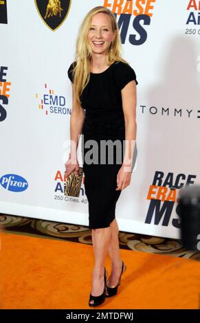Anne Heche arriva al 17th° evento annuale Race to Erase MS co-ospitato da Nancy Davis della Nancy Davis Foundation for Multiple Sclerosis e Tommy Hilfiger, che ha presentato una celebrità di moda durante l'evento che si è tenuto presso l'Hyatt Regency Century Plaza. Los Angeles, California. 05/07/10. Foto Stock