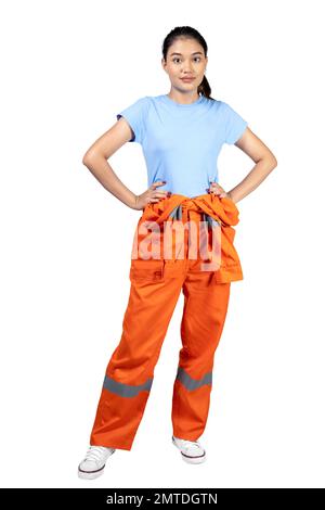 Donna asiatica tecnico auto in piedi uniforme isolato su sfondo bianco Foto Stock