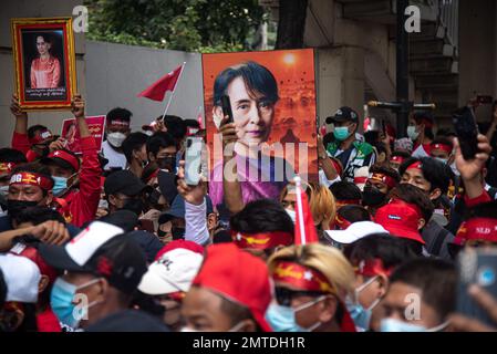 Bangkok, Thailandia. 01st Feb, 2023. I manifestanti tengono ritratti di Aung San Suu Kyi durante la manifestazione. I birmani in Thailandia si riuniscono al di fuori dell'ambasciata di Myanmar a Bangkok per segnare 2 anni da quando l'esercito di Myanmar ha preso il potere da un governo civile democraticamente eletto il 1 febbraio 2021. Credit: SOPA Images Limited/Alamy Live News Foto Stock