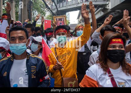 Bangkok, Thailandia. 01st Feb, 2023. Durante la dimostrazione, i manifestanti salutano con tre dita. I birmani in Thailandia si riuniscono al di fuori dell'ambasciata di Myanmar a Bangkok per segnare 2 anni da quando l'esercito di Myanmar ha preso il potere da un governo civile democraticamente eletto il 1 febbraio 2021. Credit: SOPA Images Limited/Alamy Live News Foto Stock