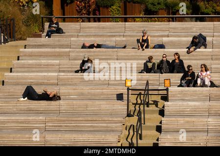 Parco di Little Island al molo 55 nel fiume Hudson a Manhattan, New York City Foto Stock