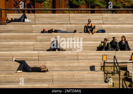 Parco di Little Island al molo 55 nel fiume Hudson a Manhattan, New York City Foto Stock