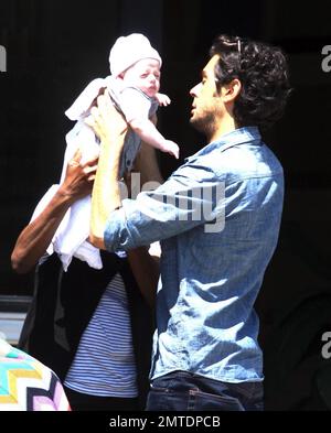 Lo stilista Rachel Zoe, il marito Rodger Berman e il figlio Skyler trascorrono una giornata in famiglia, fermandosi per un boccone in un bar all'aperto. West Hollywood, California. 6/14/11. Foto Stock