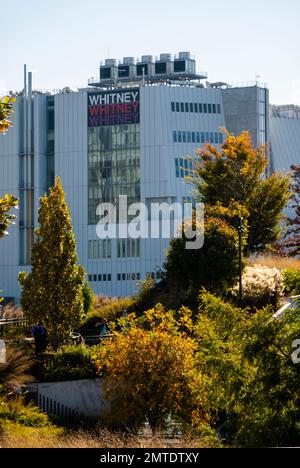 Whitney Museum visto dal molo 55 del parco di Little Island a Manhattan, New York City Foto Stock