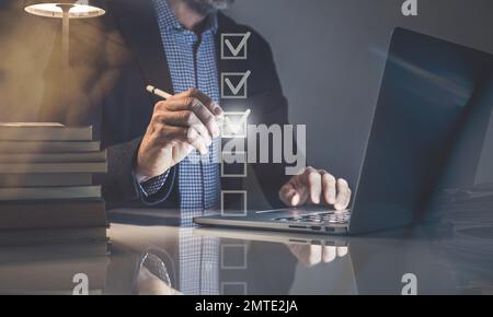 Segno di spunta businessman per la valutazione. Questionario, concetto di valutazione della qualità. Sondaggio online Foto Stock