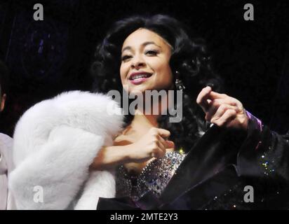 L'attrice Raven-Symone sembra aver avuto un malfunzionamento del guardaroba quando ha fatto il suo debutto a Broadway sul 'Sister Act' suonando al Broadway Theatre di NYC. Il 26 anni, che recentemente ha perso una notevole quantità di peso, ha portato una figura che abbraccia basso taglio vestito glittery quando sembra che accidentalmente è scoppiata sul suo lato destro. Conosciuta per il suo programma televisivo "That's so Raven" e per il suo inizio iniziale su "The Cosby Show", Raven assume il ruolo di Deloris Van Cartier, una cantante da night club per strada che si nasconde in un convento dopo aver assistito a un omicidio. "Esibirsi a Broadway è sempre stato un mio sogno Foto Stock