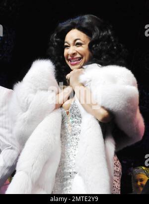 L'attrice Raven-Symone sembra aver avuto un malfunzionamento del guardaroba quando ha fatto il suo debutto a Broadway sul 'Sister Act' suonando al Broadway Theatre di NYC. Il 26 anni, che recentemente ha perso una notevole quantità di peso, ha portato una figura che abbraccia basso taglio vestito glittery quando sembra che accidentalmente è scoppiata sul suo lato destro. Conosciuta per il suo programma televisivo "That's so Raven" e per il suo inizio iniziale su "The Cosby Show", Raven assume il ruolo di Deloris Van Cartier, una cantante da night club per strada che si nasconde in un convento dopo aver assistito a un omicidio. "Esibirsi a Broadway è sempre stato un mio sogno Foto Stock