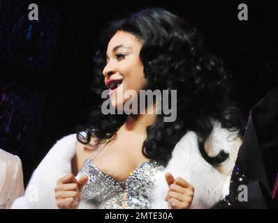 L'attrice Raven-Symone sembra aver avuto un malfunzionamento del guardaroba quando ha fatto il suo debutto a Broadway sul 'Sister Act' suonando al Broadway Theatre di NYC. Il 26 anni, che recentemente ha perso una notevole quantità di peso, ha portato una figura che abbraccia basso taglio vestito glittery quando sembra che accidentalmente è scoppiata sul suo lato destro. Conosciuta per il suo programma televisivo "That's so Raven" e per il suo inizio iniziale su "The Cosby Show", Raven assume il ruolo di Deloris Van Cartier, una cantante da night club per strada che si nasconde in un convento dopo aver assistito a un omicidio. "Esibirsi a Broadway è sempre stato un mio sogno Foto Stock