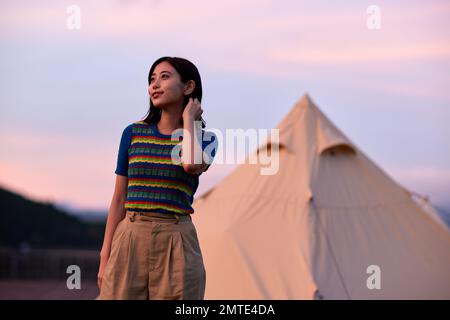 Giovane donna giapponese ritratto in campeggio Foto Stock