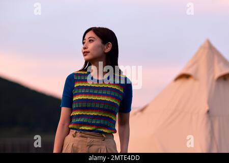 Giovane donna giapponese ritratto in campeggio Foto Stock