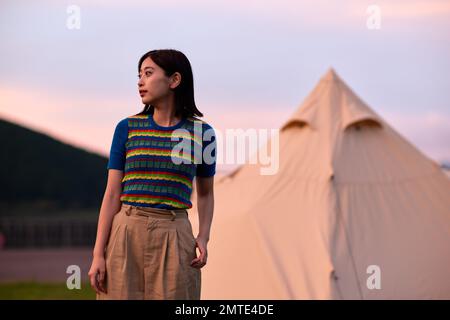 Giovane donna giapponese ritratto in campeggio Foto Stock