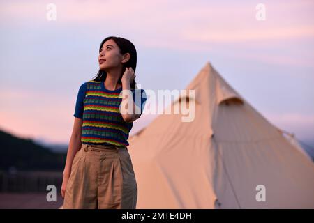 Giovane donna giapponese ritratto in campeggio Foto Stock