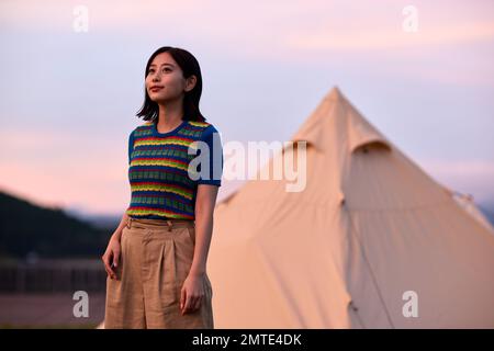 Giovane donna giapponese ritratto in campeggio Foto Stock