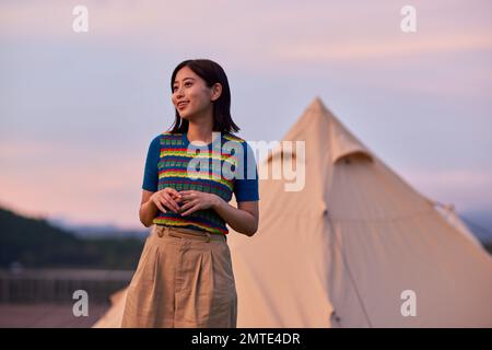 Giovane donna giapponese ritratto in campeggio Foto Stock