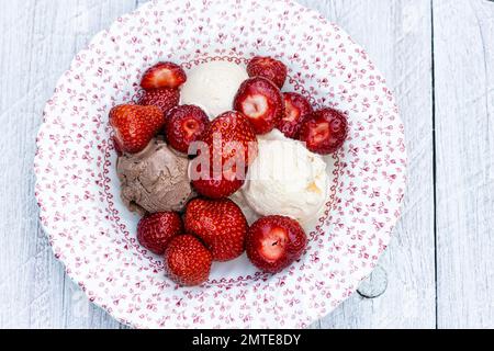 Erdbeeren mit EIS / Schokolade und Vanille / Schokoladeneis/ Vanilleeis / Kugel Foto Stock