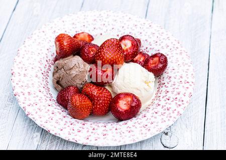 Erdbeeren mit EIS / Schokolade und Vanille / Schokoladeneis/ Vanilleeis / Kugel Foto Stock