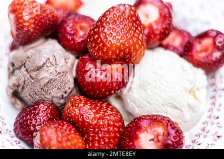 Erdbeeren mit EIS / Schokolade und Vanille / Schokoladeneis/ Vanilleeis / Kugel Foto Stock