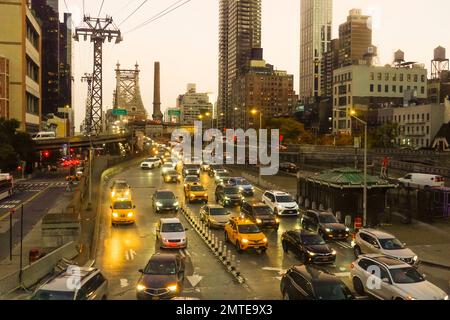 Ingorgo del traffico sulla 59th strada e 1st avenue all'ora di punta serale di Manhattan New York City Foto Stock