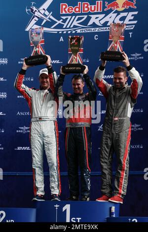 Matt Hall, Matthias Doldererer e Hannes Arch alla cerimonia di premiazione della Master Cup alla Red Bull Air Race 2016. Ascot, Regno Unito. 14th agosto, 2016. Foto Stock