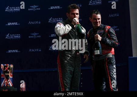 Matt Hall, Matthias Doldererer e Hannes Arch alla cerimonia di premiazione della Master Cup alla Red Bull Air Race 2016. Ascot, Regno Unito. 14th agosto, 2016. Foto Stock