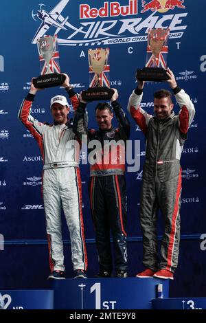 Matt Hall, Matthias Doldererer e Hannes Arch alla cerimonia di premiazione della Master Cup alla Red Bull Air Race 2016. Ascot, Regno Unito. 14th agosto, 2016. Foto Stock