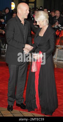 Bruce Willis e Helen Mirren camminano sul tappeto rosso per la prima edizione britannica della commedia d'azione 'Red' tenutasi al Royal Festival Hall. Londra, Regno Unito. 10/19/10. Foto Stock