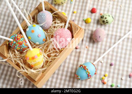 Deliziosi dolci paps in cassa di legno sul tavolo. Vacanze di Pasqua Foto Stock